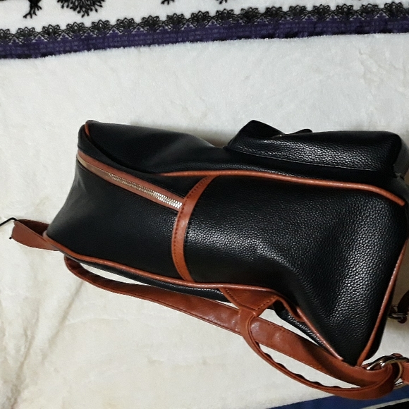 Medium sized faux leather backpack. No brand name - Picture 3 of 8